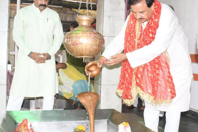 नोएडा सेक्टर-19 के सनातन धर्म मंदिर में गुरु पूर्णिमा के अवसर पर दर्शन और गुरुजनों का आशीर्वाद लेते हुए दृश्य