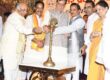 नोएडा सेक्टर-51 में व्यापारी कल्याण दिवस कार्यक्रम के दौरान व्यापारियों से संवाद और मंच साझा करते हुए दृश्य