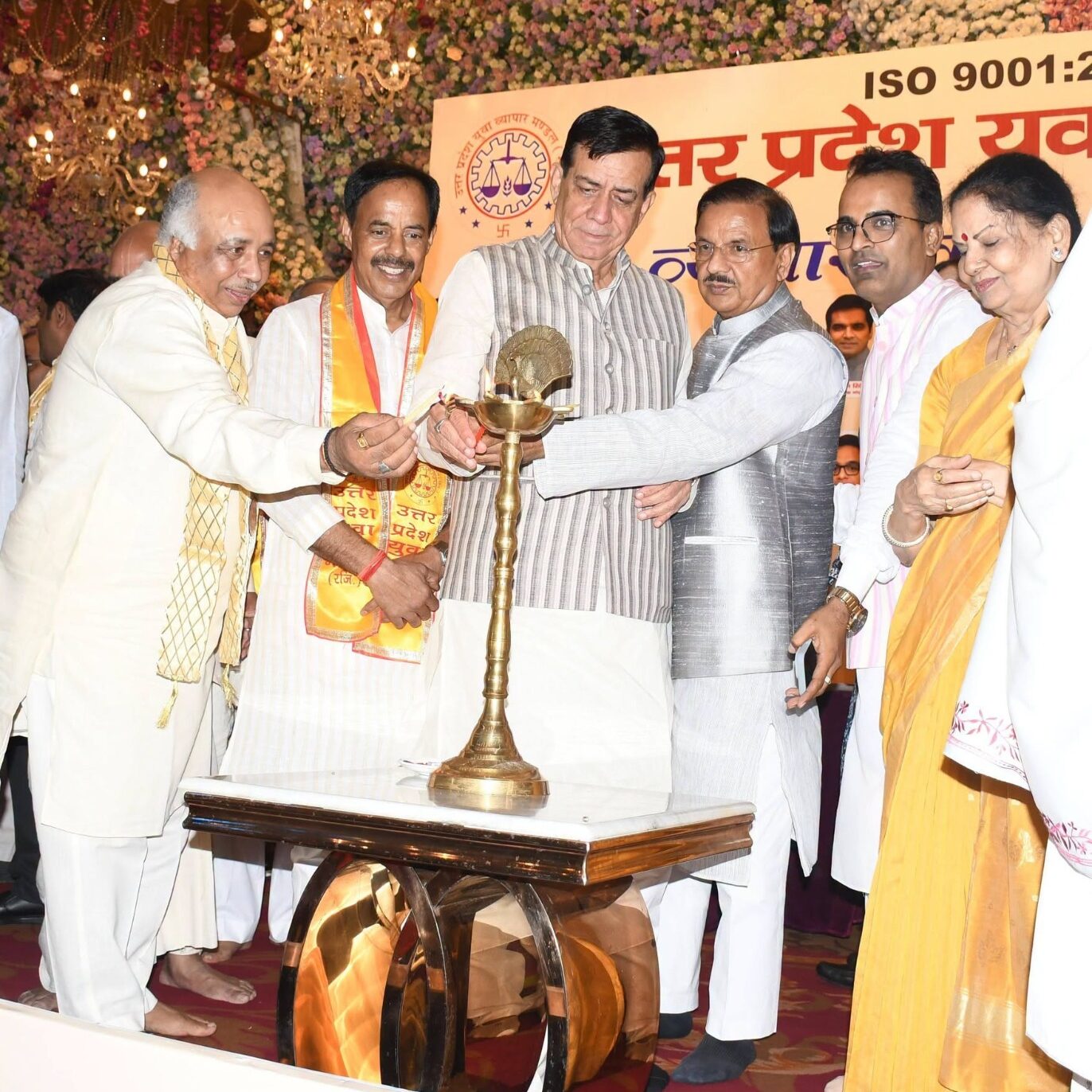 नोएडा सेक्टर-51 में व्यापारी कल्याण दिवस कार्यक्रम के दौरान व्यापारियों से संवाद और मंच साझा करते हुए दृश्य नोएडा सेक्टर-51 में व्यापारी कल्याण दिवस कार्यक्रम के दौरान व्यापारियों से संवाद और मंच साझा करते हुए दृश्य