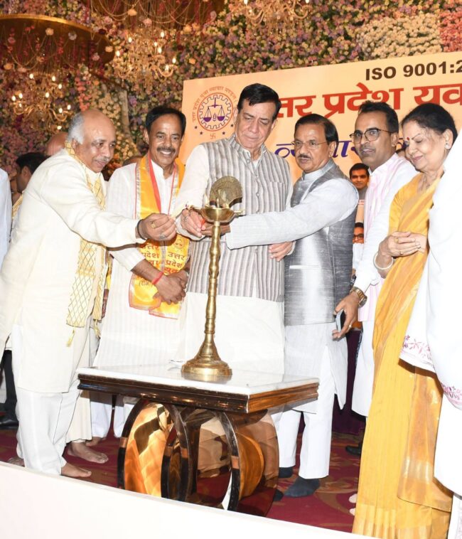 नोएडा सेक्टर-51 में व्यापारी कल्याण दिवस कार्यक्रम के दौरान व्यापारियों से संवाद और मंच साझा करते हुए दृश्य