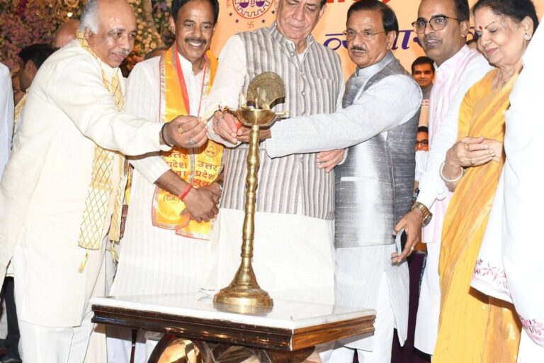 नोएडा सेक्टर-51 में व्यापारी कल्याण दिवस कार्यक्रम के दौरान व्यापारियों से संवाद और मंच साझा करते हुए दृश्य