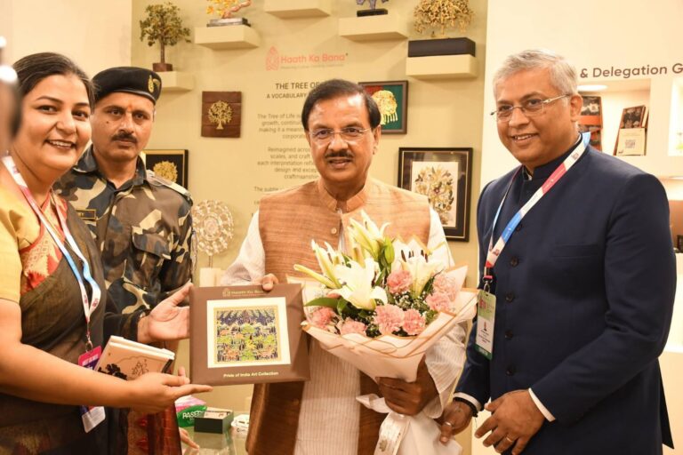 भारत मंडपम प्रगति मैदान में वर्ल्ड गिफ्ट्स एक्सपो 2026 के दौरान ODOP उत्पादों का अवलोकन करते हुए दृश्य
