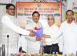 सूरजपुर कलेक्ट्रेट सभागार में ‘दिशा’ बैठक के दौरान अधिकारियों व जनप्रतिनिधियों के साथ विकास कार्यों की समीक्षा करते हुए