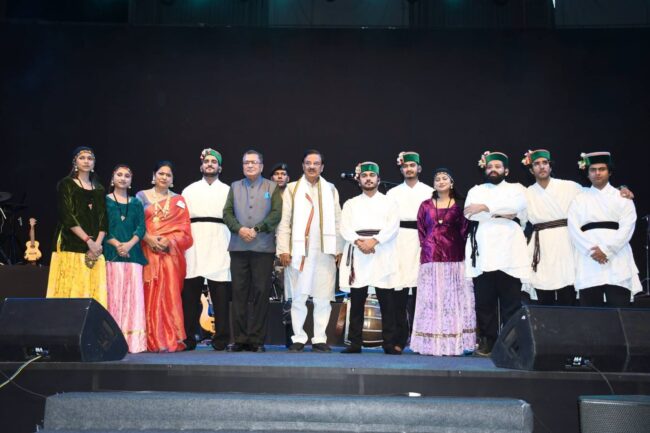 नोएडा स्टेडियम में ‘रेजोनेंस ऑफ उत्तराखंड’ कार्यक्रम के दौरान सांस्कृतिक प्रस्तुतियों का आनंद लेते हुए नोएडा स्टेडियम में ‘रेजोनेंस ऑफ उत्तराखंड’ कार्यक्रम के दौरान सांस्कृतिक प्रस्तुतियों का आनंद लेते हुए