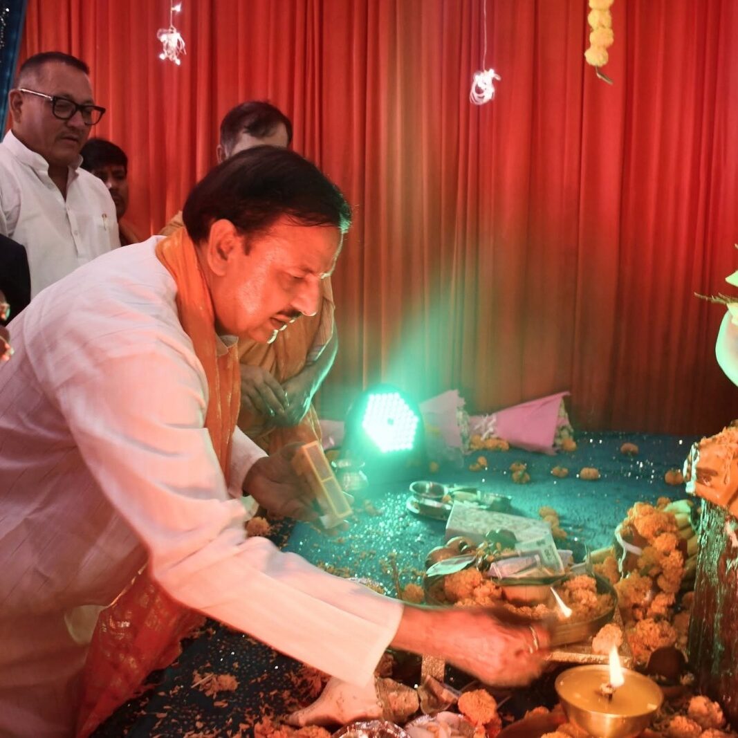नोएडा सेक्टर-14ए शनि मंदिर में कांवड़ सेवा शिविर के दौरान शिवभक्तों का अभिनंदन करते हुए