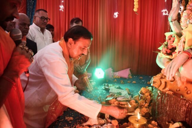 नोएडा सेक्टर-14ए शनि मंदिर में कांवड़ सेवा शिविर के दौरान शिवभक्तों का अभिनंदन करते हुए