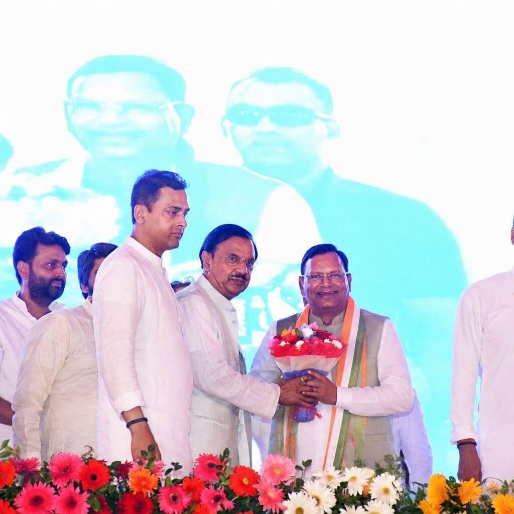 दादरी में आयोजित आत्मनिर्भर भारत संकल्प जनसभा में हजारों कार्यकर्ताओं के साथ 2027 विजय संकल्प का शंखनाद करते हुए दृश्य दादरी में आयोजित आत्मनिर्भर भारत संकल्प जनसभा में हजारों कार्यकर्ताओं के साथ 2027 विजय संकल्प का शंखनाद करते हुए दृश्य