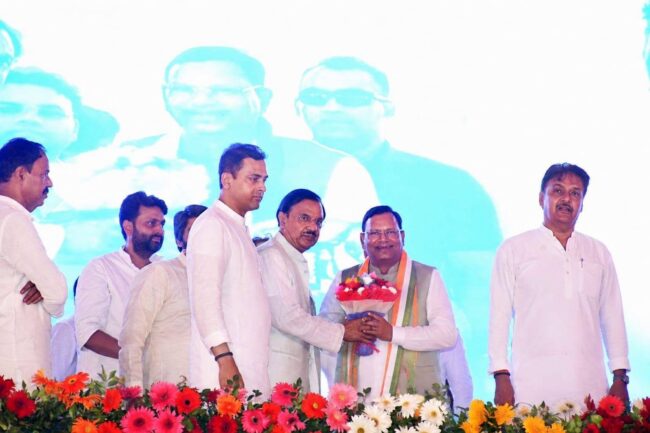 दादरी में आयोजित आत्मनिर्भर भारत संकल्प जनसभा में हजारों कार्यकर्ताओं के साथ 2027 विजय संकल्प का शंखनाद करते हुए दृश्य दादरी में आयोजित आत्मनिर्भर भारत संकल्प जनसभा में हजारों कार्यकर्ताओं के साथ 2027 विजय संकल्प का शंखनाद करते हुए दृश्य