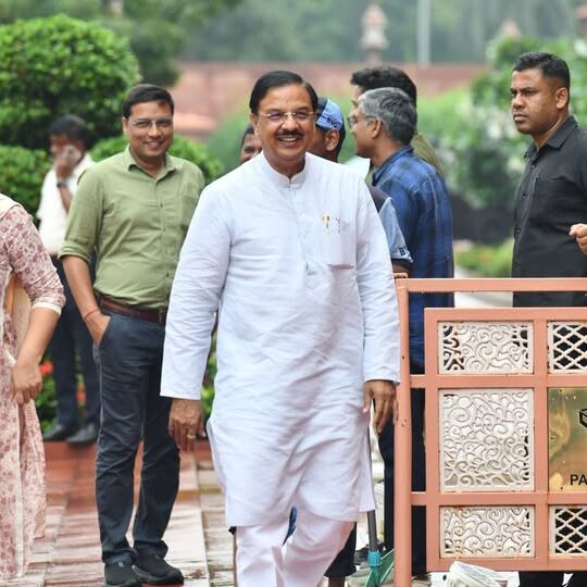 संसद भवन की ओर बढ़ते कदमों के साथ जनकल्याण और विकसित भारत के संकल्प को दर्शाता प्रेरक दृश्य
