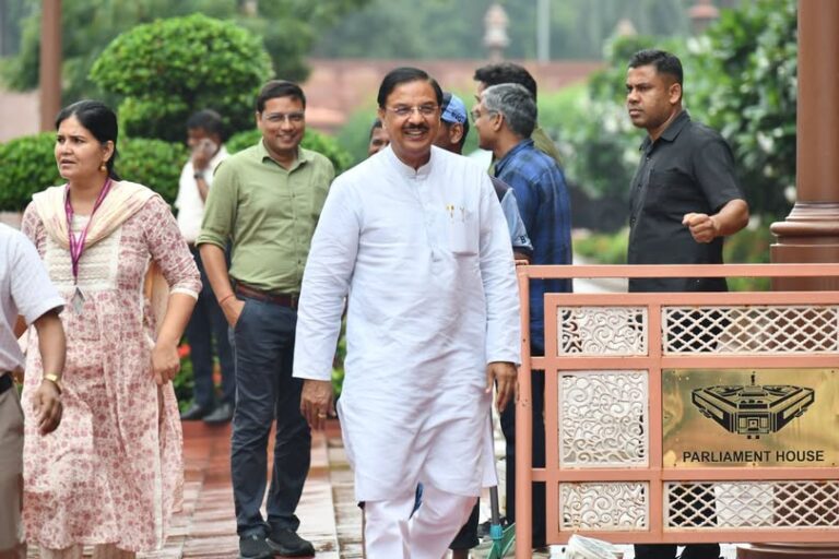 संसद भवन की ओर बढ़ते कदमों के साथ जनकल्याण और विकसित भारत के संकल्प को दर्शाता प्रेरक दृश्य