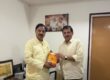 लेखक अनुपम त्रिवेदी से भेंट कर RSS@100 पुस्तक के लिए शुभकामनाएं देते हुए