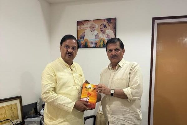 लेखक अनुपम त्रिवेदी से भेंट कर RSS@100 पुस्तक के लिए शुभकामनाएं देते हुए