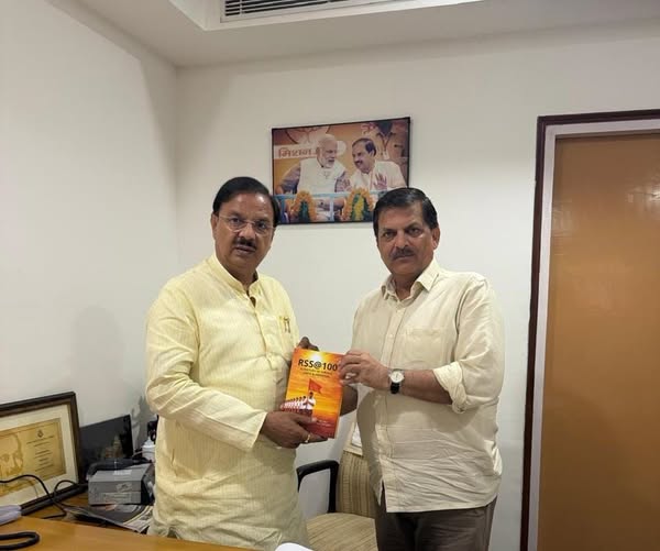 लेखक अनुपम त्रिवेदी से भेंट कर RSS@100 पुस्तक के लिए शुभकामनाएं देते हुए लेखक अनुपम त्रिवेदी से भेंट कर RSS@100 पुस्तक के लिए शुभकामनाएं देते हुए