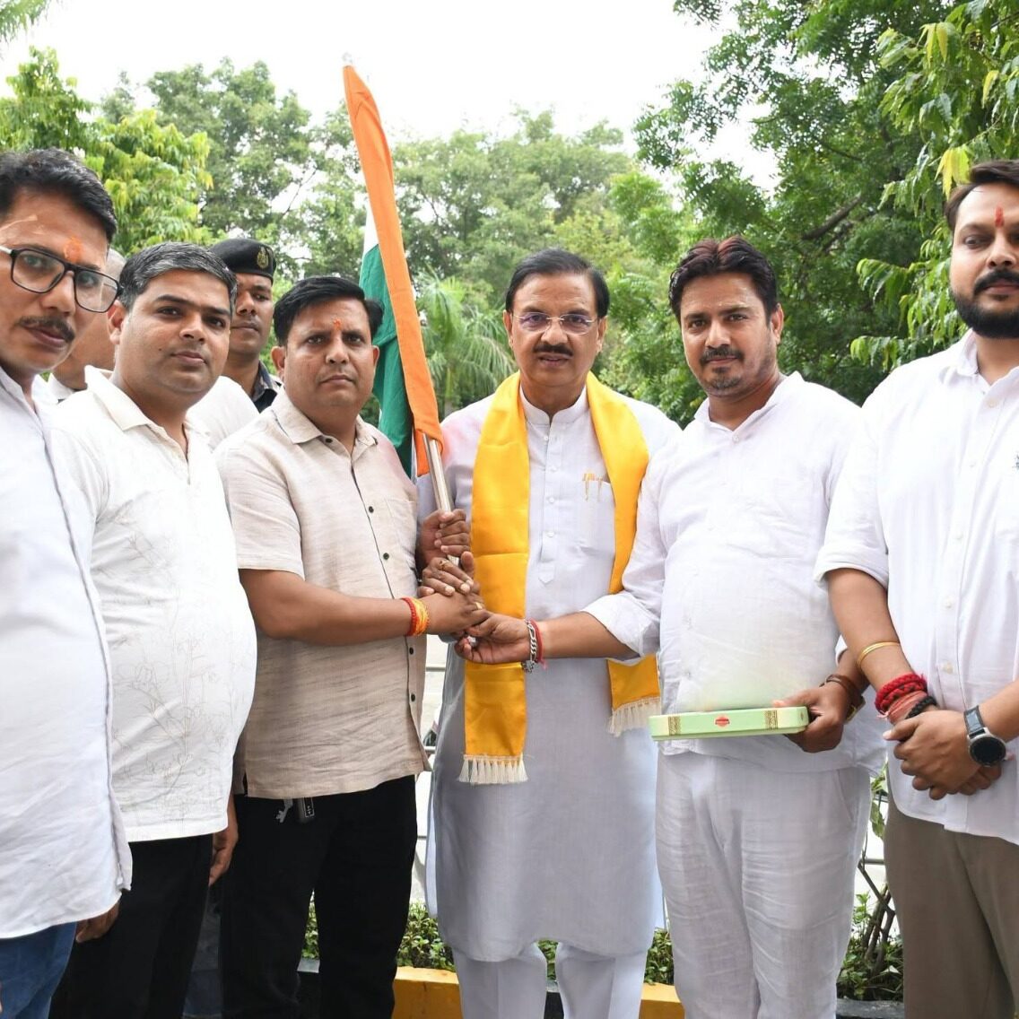 ग्रेटर नोएडा में हर घर तिरंगा अभियान के दौरान तिरंगा लहराते हुए राष्ट्रभक्ति का संदेश देते हुए