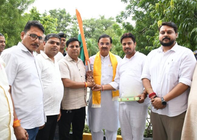 ग्रेटर नोएडा में हर घर तिरंगा अभियान के दौरान तिरंगा लहराते हुए राष्ट्रभक्ति का संदेश देते हुए ग्रेटर नोएडा में हर घर तिरंगा अभियान के दौरान तिरंगा लहराते हुए राष्ट्रभक्ति का संदेश देते हुए
