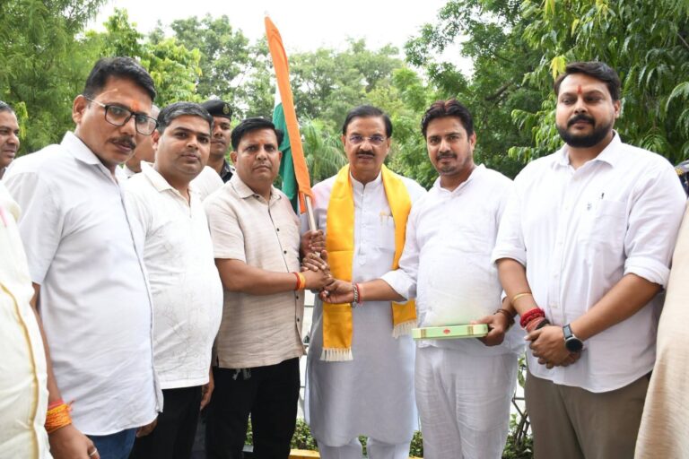 ग्रेटर नोएडा में हर घर तिरंगा अभियान के दौरान तिरंगा लहराते हुए राष्ट्रभक्ति का संदेश देते हुए