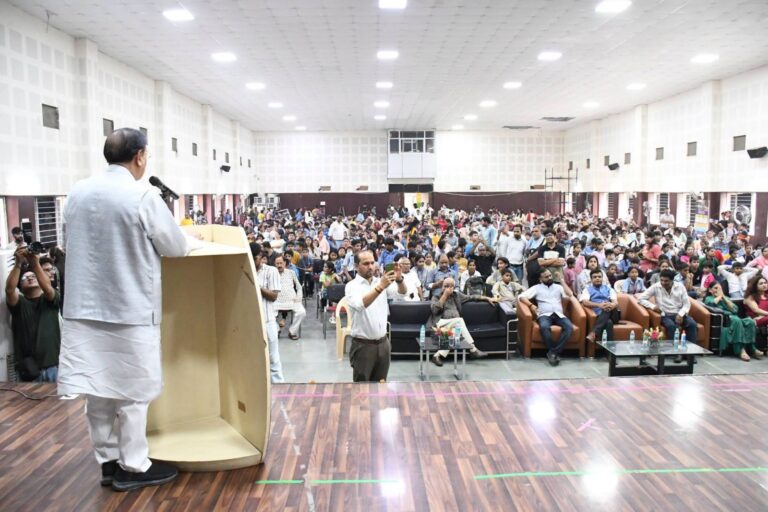 नोएडा सेक्टर-119 मिलेनियम स्कूल में बच्चों के माटी-4 कैंप के दौरान गतिविधियों में भाग लेते बच्चे और संवाद करते हुए दृश्य