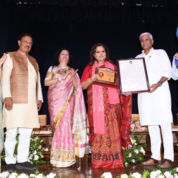 नई दिल्ली के प्रधानमंत्री संग्रहालय में पंडित हरिदत्त शर्मा पुरस्कार समर्पण समारोह के दौरान नाविका कुमार को बधाई देते हुए दृश्य नई दिल्ली के प्रधानमंत्री संग्रहालय में पंडित हरिदत्त शर्मा पुरस्कार समर्पण समारोह के दौरान नाविका कुमार को बधाई देते हुए दृश्य