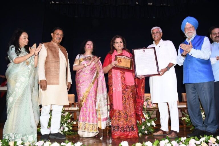 नई दिल्ली के प्रधानमंत्री संग्रहालय में पंडित हरिदत्त शर्मा पुरस्कार समर्पण समारोह के दौरान नाविका कुमार को बधाई देते हुए दृश्य