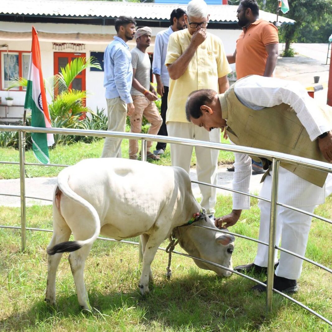 नोएडा सेक्टर-14ए में हरियाली अमावस्या पर वृक्षारोपण एवं हर घर तिरंगा अभियान के संकल्प का दृश्य नोएडा सेक्टर-14ए में हरियाली अमावस्या पर वृक्षारोपण एवं हर घर तिरंगा अभियान के संकल्प का दृश्य