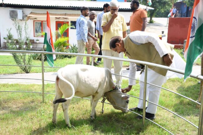 नोएडा सेक्टर-14ए में हरियाली अमावस्या पर वृक्षारोपण एवं हर घर तिरंगा अभियान के संकल्प का दृश्य नोएडा सेक्टर-14ए में हरियाली अमावस्या पर वृक्षारोपण एवं हर घर तिरंगा अभियान के संकल्प का दृश्य