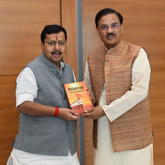 भाजपा के राष्ट्रीय अध्यक्ष नितिन नबीन से शिष्टाचार भेंट करते हुए दृश्य भाजपा के राष्ट्रीय अध्यक्ष नितिन नबीन से शिष्टाचार भेंट करते हुए दृश्य