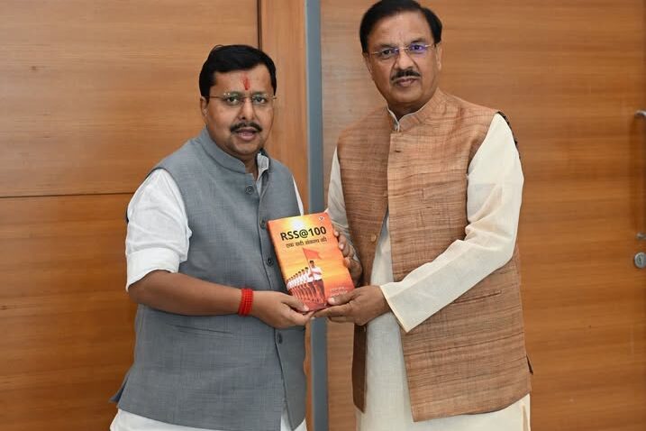 भाजपा के राष्ट्रीय अध्यक्ष नितिन नबीन से शिष्टाचार भेंट करते हुए दृश्य