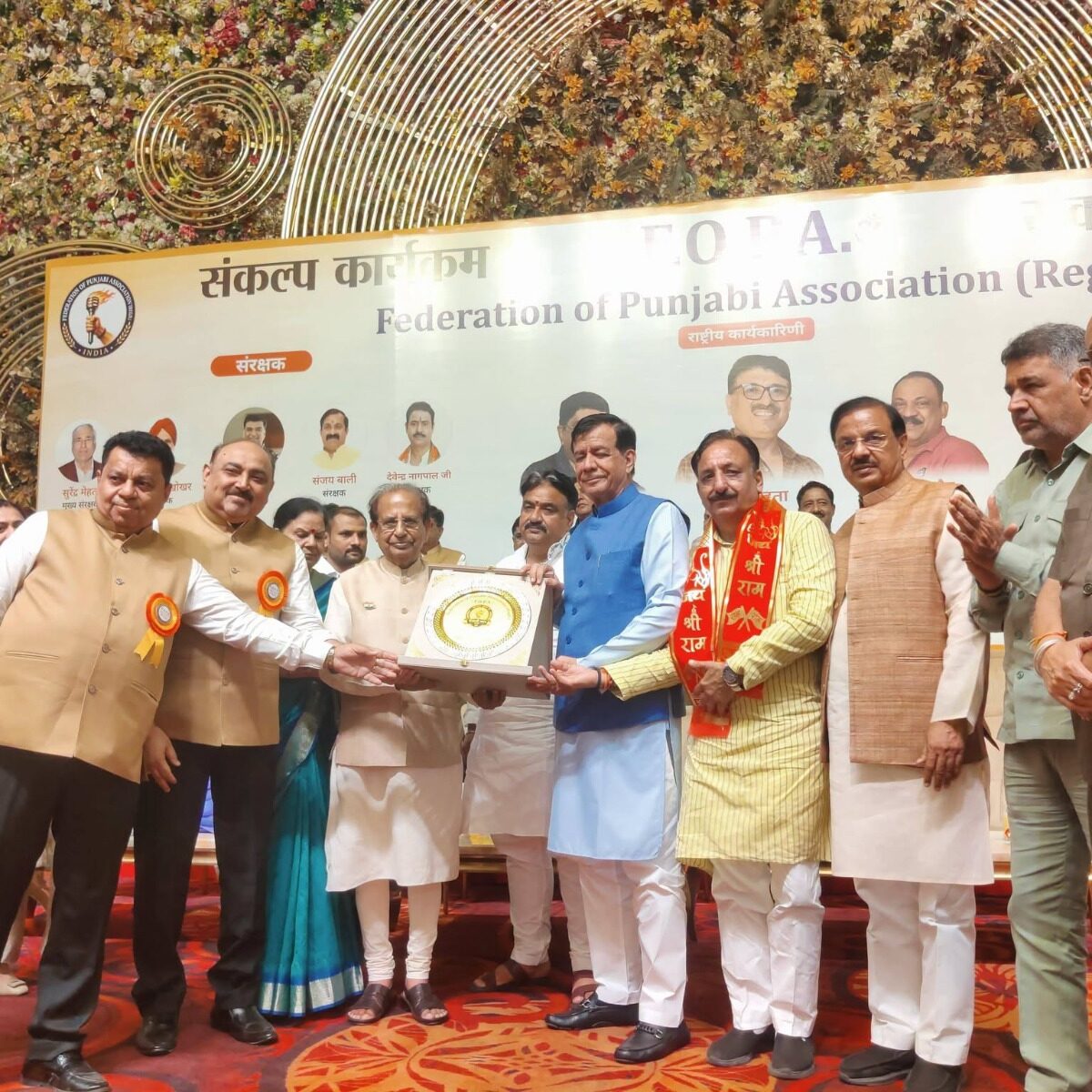 नोएडा सेक्टर-51 में पंजाबी समाज के ‘संकल्प’ कार्यक्रम के दौरान सतीश महाना एवं गणमान्यजनों के साथ संवाद करते हुए दृश्य नोएडा सेक्टर-51 में पंजाबी समाज के ‘संकल्प’ कार्यक्रम के दौरान सतीश महाना एवं गणमान्यजनों के साथ संवाद करते हुए दृश्य