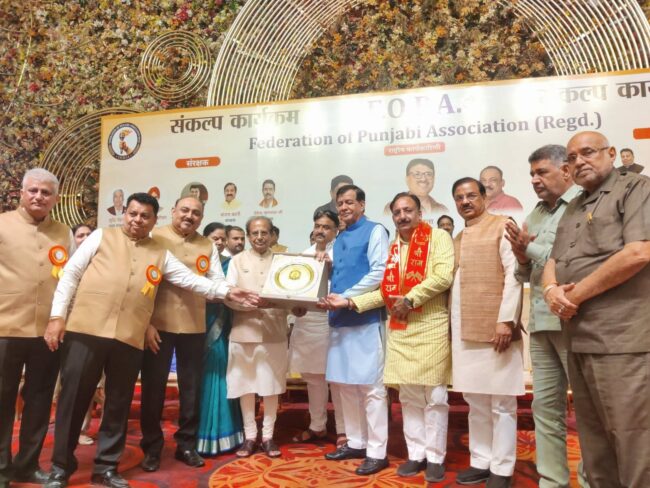 नोएडा सेक्टर-51 में पंजाबी समाज के ‘संकल्प’ कार्यक्रम के दौरान सतीश महाना एवं गणमान्यजनों के साथ संवाद करते हुए दृश्य नोएडा सेक्टर-51 में पंजाबी समाज के ‘संकल्प’ कार्यक्रम के दौरान सतीश महाना एवं गणमान्यजनों के साथ संवाद करते हुए दृश्य