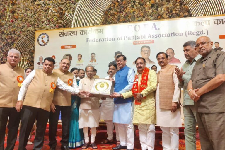 नोएडा सेक्टर-51 में पंजाबी समाज के ‘संकल्प’ कार्यक्रम के दौरान सतीश महाना एवं गणमान्यजनों के साथ संवाद करते हुए दृश्य