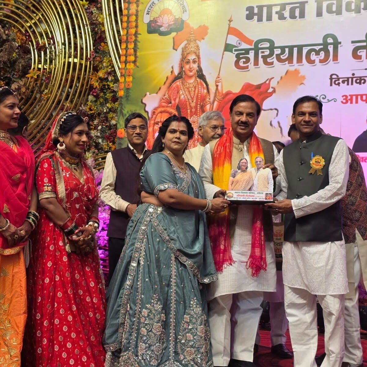 नोएडा सेक्टर-51 में भारत विकास परिषद द्वारा आयोजित हरियाली तीज महोत्सव में सहभागिता का दृश्य नोएडा सेक्टर-51 में भारत विकास परिषद द्वारा आयोजित हरियाली तीज महोत्सव में सहभागिता का दृश्य