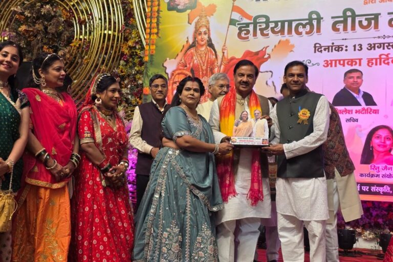 नोएडा सेक्टर-51 में भारत विकास परिषद द्वारा आयोजित हरियाली तीज महोत्सव में सहभागिता का दृश्य