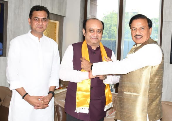 ग्रेटर नोएडा में डॉ. सुधांशु त्रिवेदी एवं जनप्रतिनिधियों के साथ भव्य तिरंगा यात्रा में सहभागिता का दृश्य