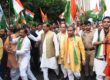 नोएडा में कुँवर बृजेश सिंह एवं जनप्रतिनिधियों के साथ भव्य तिरंगा यात्रा में तिरंगा लेकर सहभागिता करते हुए दृश्य