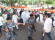 नोएडा में भव्य तिरंगा यात्रा के दौरान हाथों में राष्ट्रध्वज लेकर राष्ट्रभक्ति का संदेश देते हुए दृश्य