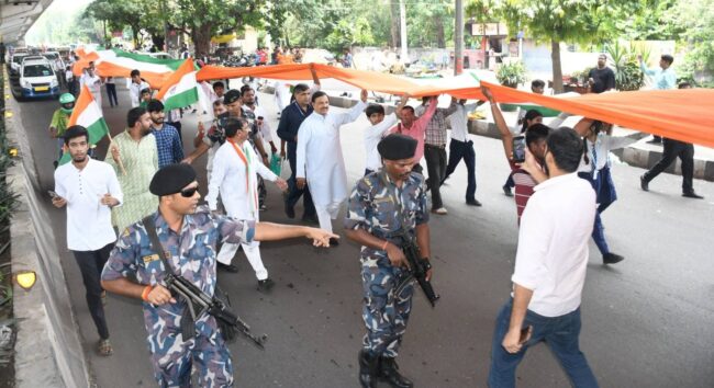 नोएडा में भव्य तिरंगा यात्रा के दौरान हाथों में राष्ट्रध्वज लेकर राष्ट्रभक्ति का संदेश देते हुए दृश्य नोएडा में भव्य तिरंगा यात्रा के दौरान हाथों में राष्ट्रध्वज लेकर राष्ट्रभक्ति का संदेश देते हुए दृश्य