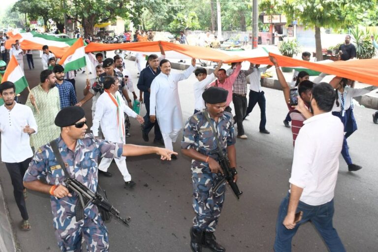 नोएडा में भव्य तिरंगा यात्रा के दौरान हाथों में राष्ट्रध्वज लेकर राष्ट्रभक्ति का संदेश देते हुए दृश्य
