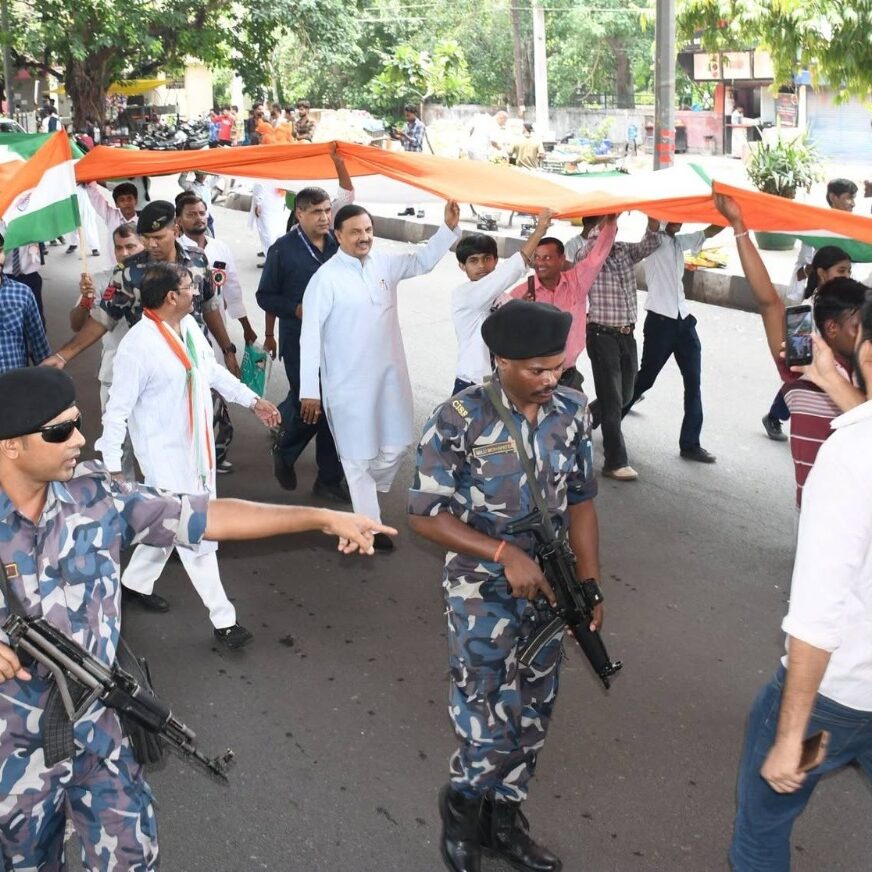 नोएडा में भव्य तिरंगा यात्रा के दौरान हाथों में राष्ट्रध्वज लेकर राष्ट्रभक्ति का संदेश देते हुए दृश्य नोएडा में भव्य तिरंगा यात्रा के दौरान हाथों में राष्ट्रध्वज लेकर राष्ट्रभक्ति का संदेश देते हुए दृश्य