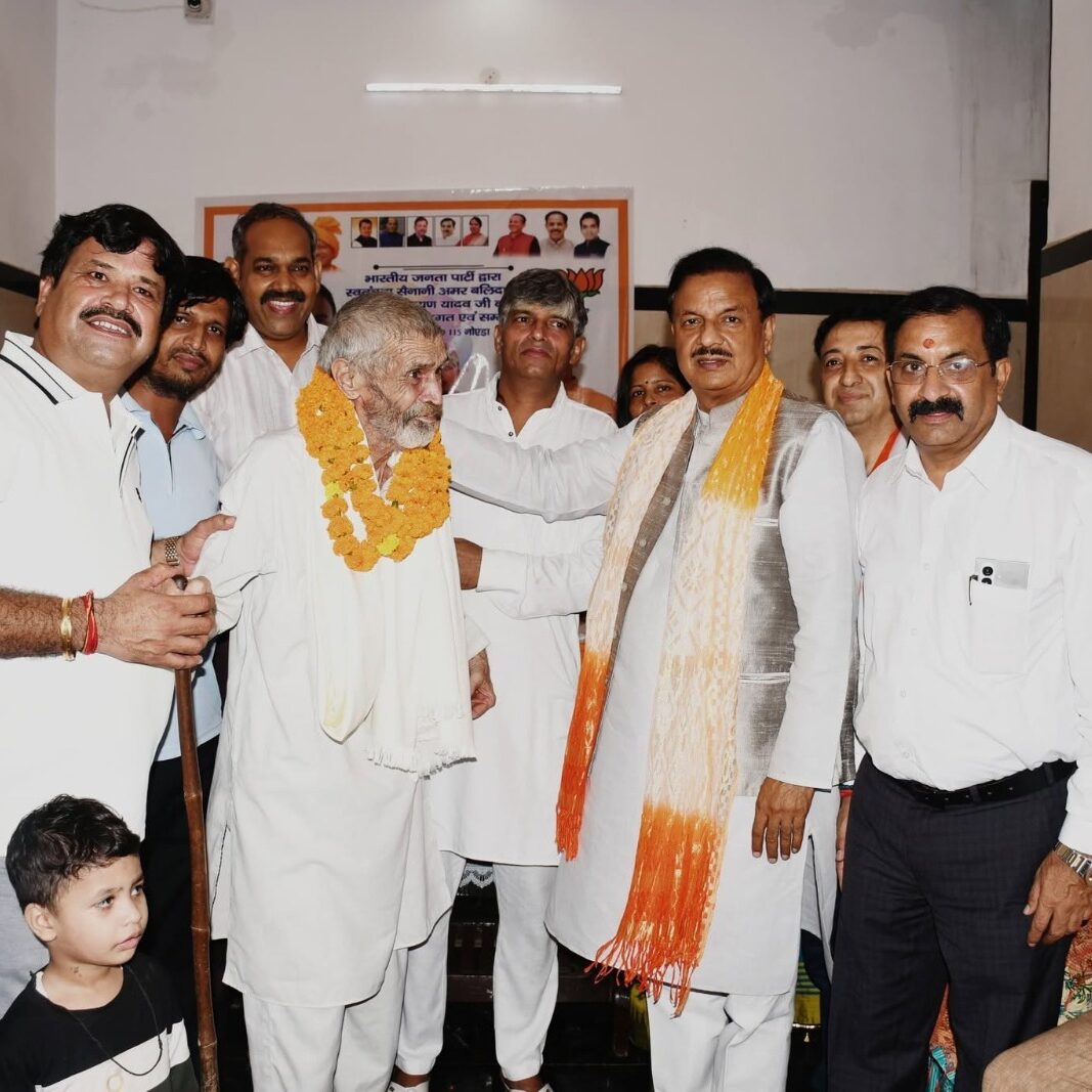 नोएडा सेक्टर-115 के ग्राम सोरखा में स्वतंत्रता संग्राम सेनानी हरनारायण यादव जी के परिजनों का स्वागत एवं सम्मान करते हुए दृश्य नोएडा सेक्टर-115 के ग्राम सोरखा में स्वतंत्रता संग्राम सेनानी हरनारायण यादव जी के परिजनों का स्वागत एवं सम्मान करते हुए दृश्य