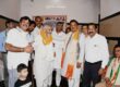 नोएडा सेक्टर-115 के ग्राम सोरखा में स्वतंत्रता संग्राम सेनानी हरनारायण यादव जी के परिजनों का स्वागत एवं सम्मान करते हुए दृश्य