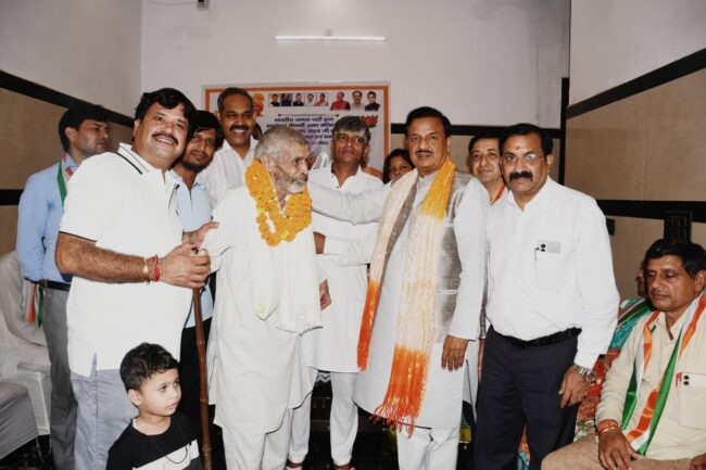 नोएडा सेक्टर-115 के ग्राम सोरखा में स्वतंत्रता संग्राम सेनानी हरनारायण यादव जी के परिजनों का स्वागत एवं सम्मान करते हुए दृश्य नोएडा सेक्टर-115 के ग्राम सोरखा में स्वतंत्रता संग्राम सेनानी हरनारायण यादव जी के परिजनों का स्वागत एवं सम्मान करते हुए दृश्य