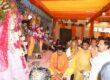 नोएडा सेक्टर-19 कम्युनिटी सेंटर में सावन सोमवार पर भगवान शिव की भजन संध्या में सहभागिता का दृश्य