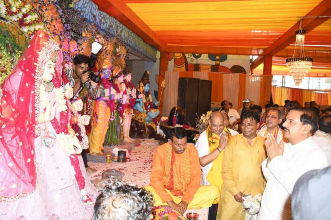 नोएडा सेक्टर-19 कम्युनिटी सेंटर में सावन सोमवार पर भगवान शिव की भजन संध्या में सहभागिता का दृश्य नोएडा सेक्टर-19 कम्युनिटी सेंटर में सावन सोमवार पर भगवान शिव की भजन संध्या में सहभागिता का दृश्य