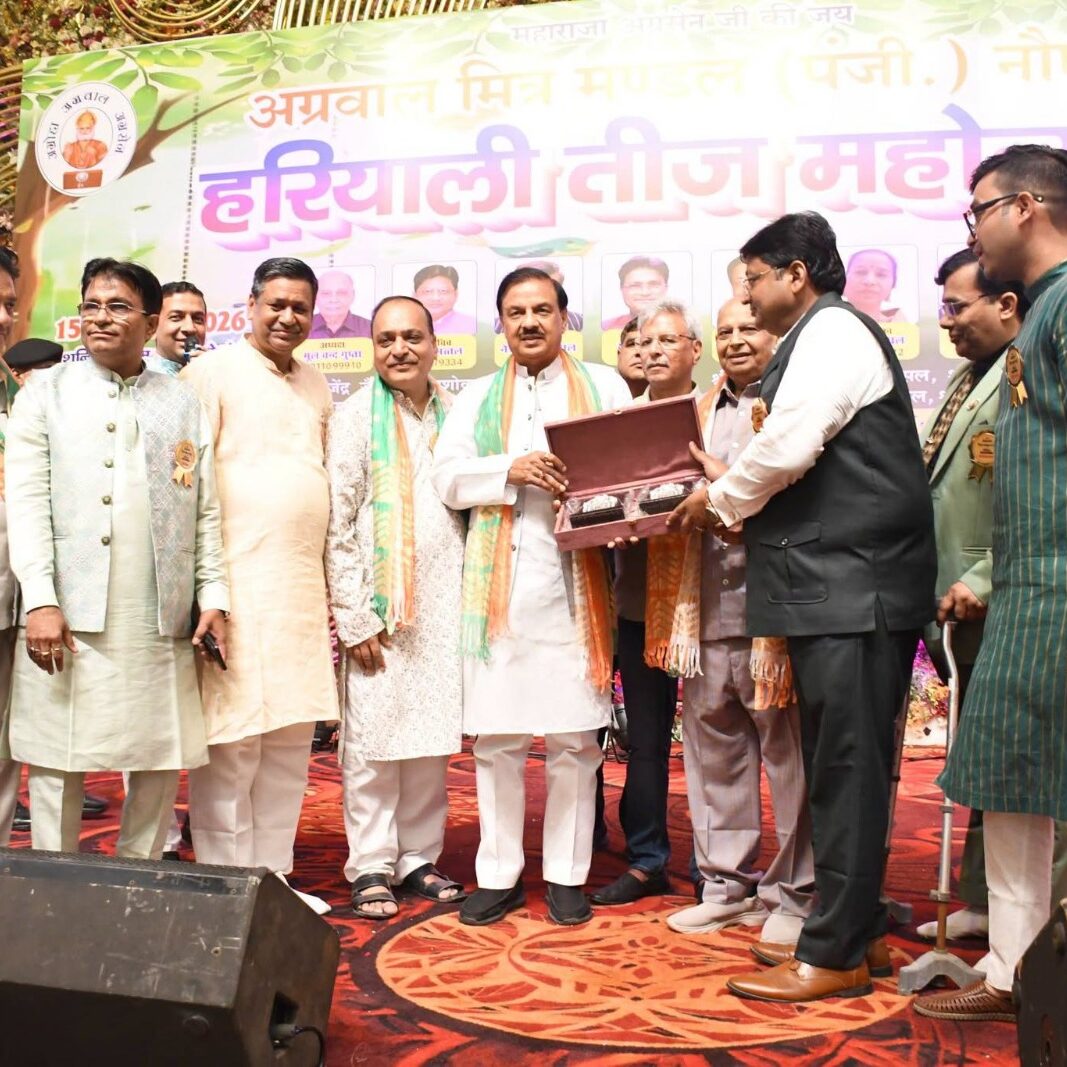 नोएडा सेक्टर-51 में अग्रवाल मित्र मंडल के हरियाली तीज महोत्सव कार्यक्रम में सहभागिता का दृश्य नोएडा सेक्टर-51 में अग्रवाल मित्र मंडल के हरियाली तीज महोत्सव कार्यक्रम में सहभागिता का दृश्य
