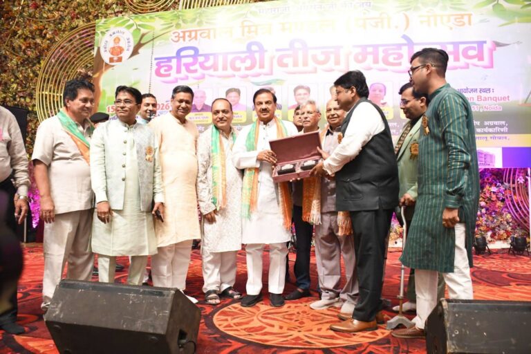 नोएडा सेक्टर-51 में अग्रवाल मित्र मंडल के हरियाली तीज महोत्सव कार्यक्रम में सहभागिता का दृश्य