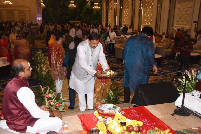 नोएडा सेक्टर-74 और सेक्टर-46 में सुंदरकांड पाठ के दौरान श्रद्धालुओं के साथ सहभागिता करते हुए दृश्य