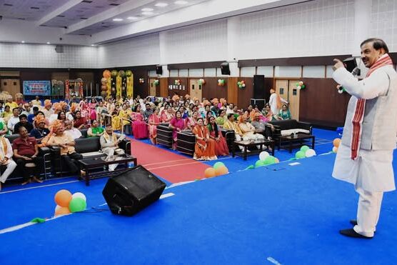 नोएडा सेक्टर-12 स्थित भाऊराव देवरस सरस्वती विद्या मंदिर में हरियाली तीज महोत्सव के दौरान मातृशक्ति एवं सम्मानितजनों से संवाद करते हुए दृश्य
