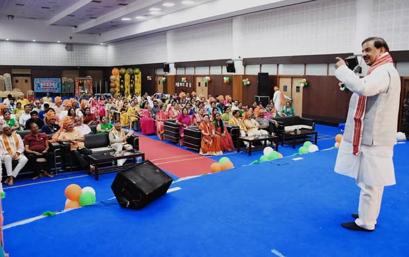 नोएडा सेक्टर-12 स्थित भाऊराव देवरस सरस्वती विद्या मंदिर में हरियाली तीज महोत्सव के दौरान मातृशक्ति एवं सम्मानितजनों से संवाद करते हुए दृश्य