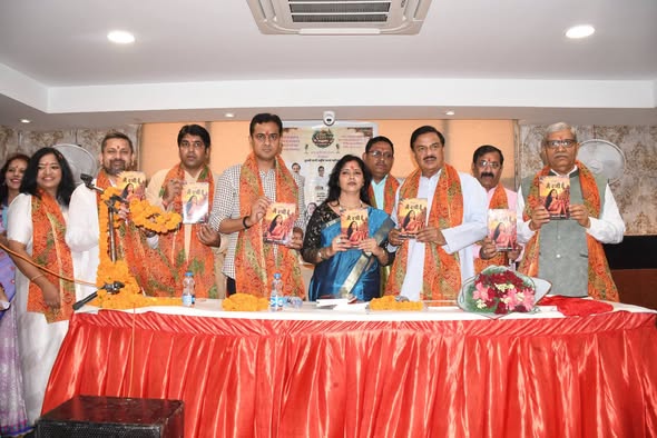 नोएडा में तुलसी वाणी राष्ट्रीय काव्य महोत्सव एवं ‘मैं स्त्री हूँ’ पुस्तक विमोचन कार्यक्रम में सहभागिता करते हुए दृश्य