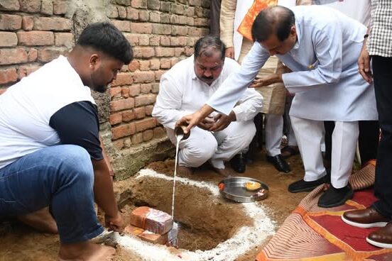 ग्रेटर नोएडा के ग्राम खैरपुर गुर्जर में गुरु रविदास जी की मूर्ति स्थापना एवं भवन भूमि पूजन समारोह में सहभागिता का दृश्य
